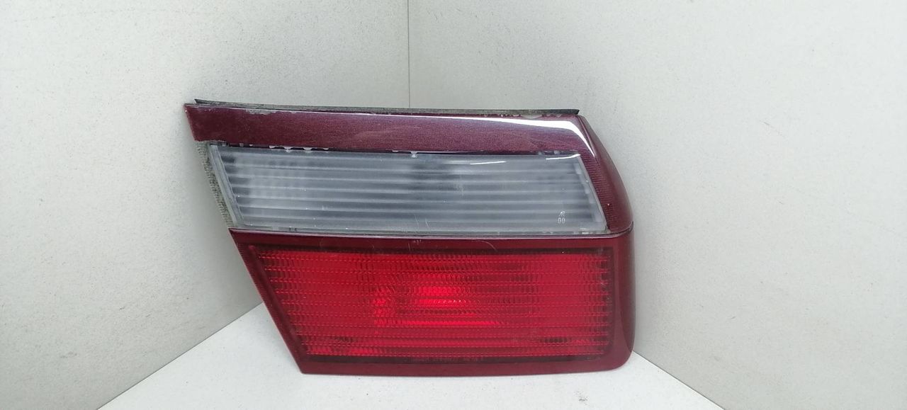 фонарь крышки багажника левый Mazda 626 GF 1998, красный, седан - фото №1