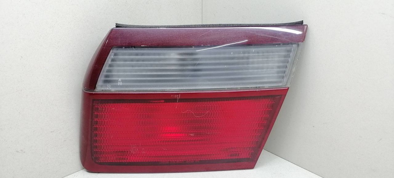 фонарь крышки багажника правый Mazda 626 GF 1998, красный, седан - фото №1