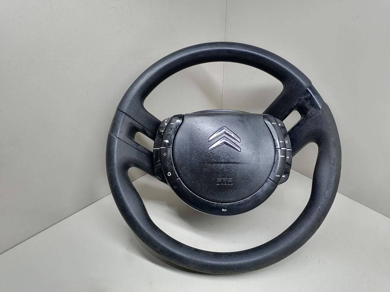 кнопки управления на руле Citroen C4 Picasso 1 поколение 2008, 1.6 л., HDi, 9HZ (DV6TED4), дизель, 5МКПП, минивэн, передний привод, 96624938XT - фото №1