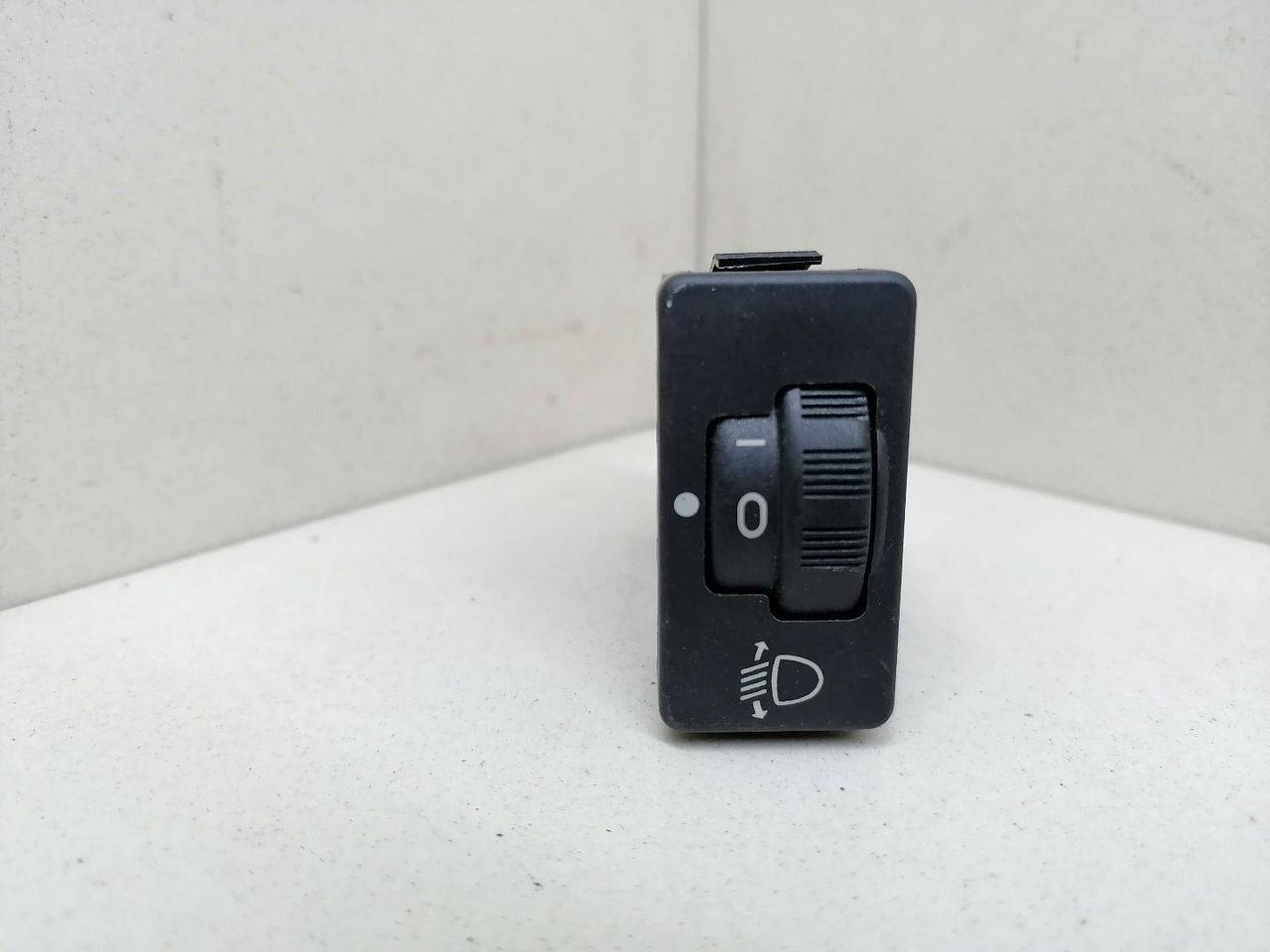 кнопка корректора фар Citroen Xsara Picasso 1 поколение 2000, 1.6 л., i, NFZ (TU5JP), бензин, 5МКПП, голубой, минивэн, передний привод, 9637249977 - фото №1