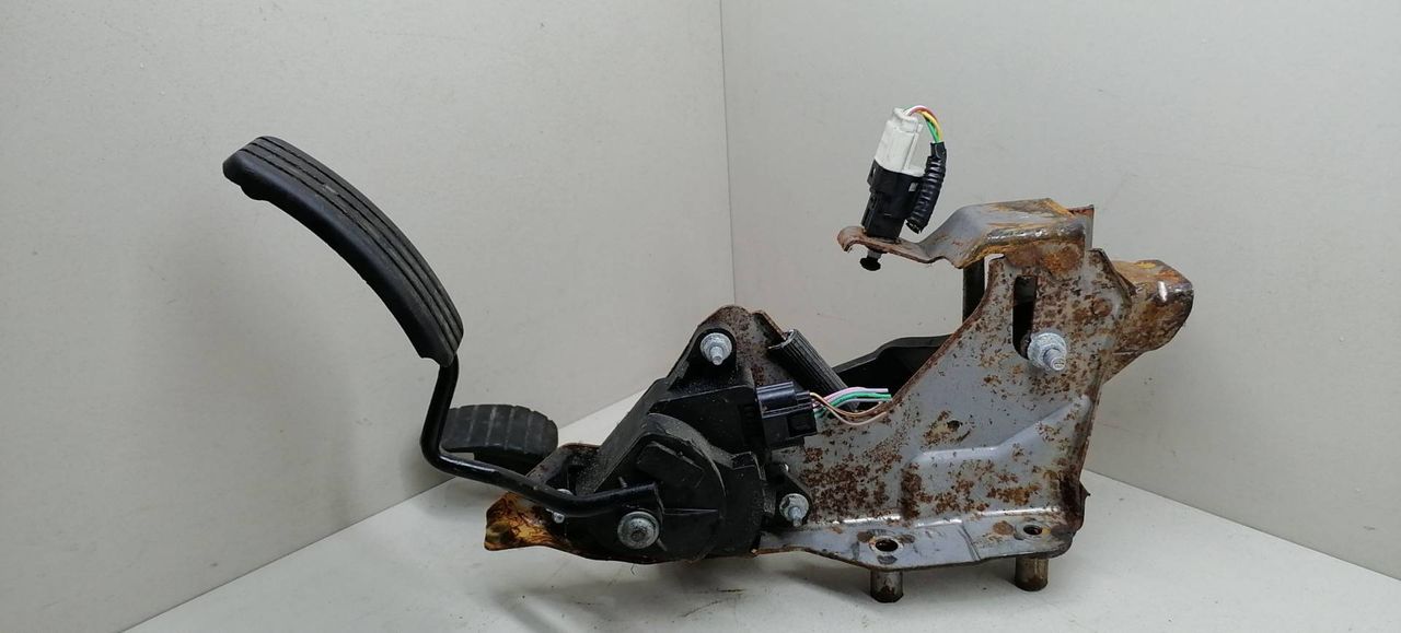педаль Renault Modus 1 поколение JP0J 2004, 1.4 л., i, K4J 770, бензин, 5МКПП, красный, хетчбэк 5 дв., передний привод, 8200139322 - фото №1
