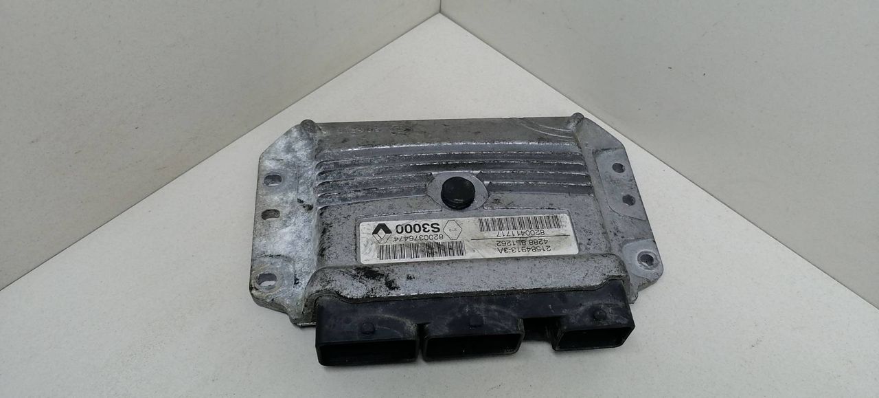 блок управления двигателем Renault Modus 1 поколение JP0J 2004, 1.4 л., i, K4J 770, бензин, 5МКПП, красный, хетчбэк 5 дв., передний привод, 8200376474, 8200411717, 21584913-3A, 4288851262 - фото №1