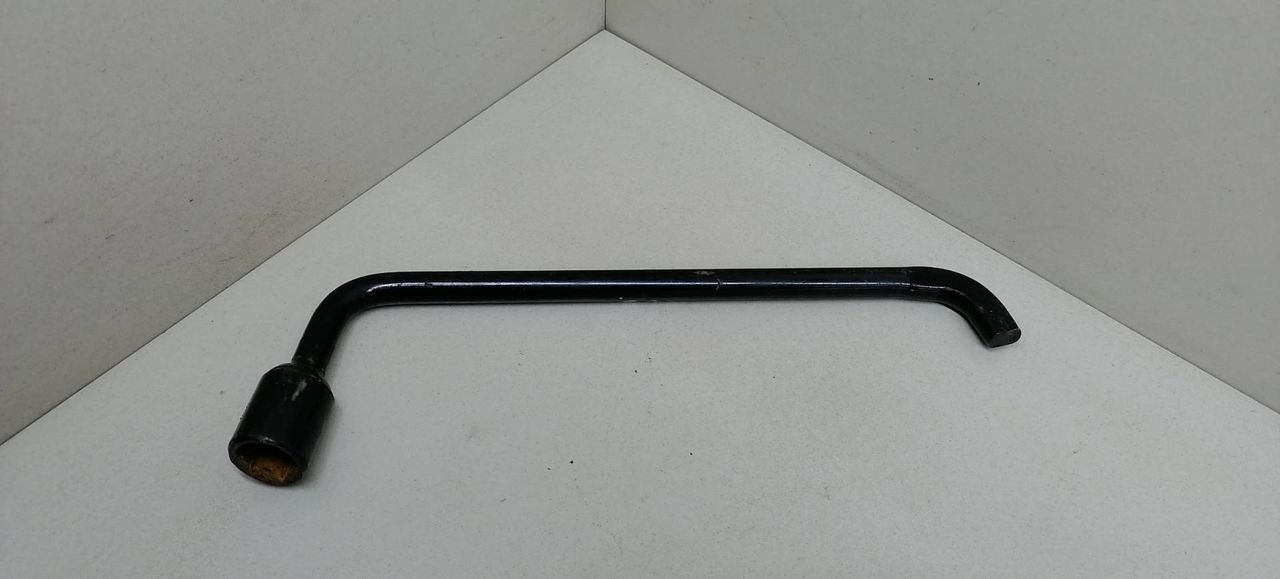 ключ колесный (балонный) Citroen C4 Picasso 1 поколение 2008, 1.6 л., HDi, 9HZ (DV6TED4), дизель, 5МКПП, минивэн, передний привод, 8200548215A - фото №1