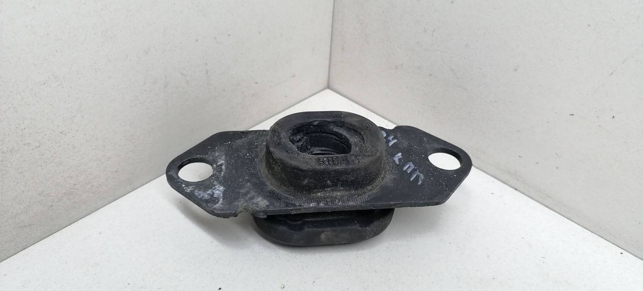 подушка крепления КПП Peugeot 308 1 T7 2007, 1.6 л., HDi, 9HZ (DV6TED4), дизель, 5МКПП, синий, хетчбэк 5 дв., передний привод - фото №1