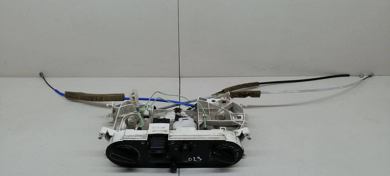 блок управления печки / климат-контроля Mitsubishi Colt 5 поколение (CJO) CJ1A 1997, 1.3 л., i, 4G13 (12V), бензин, 5МКПП, голубой металлик, хетчбэк 3 дв., передний привод, MR201365 - фото №1