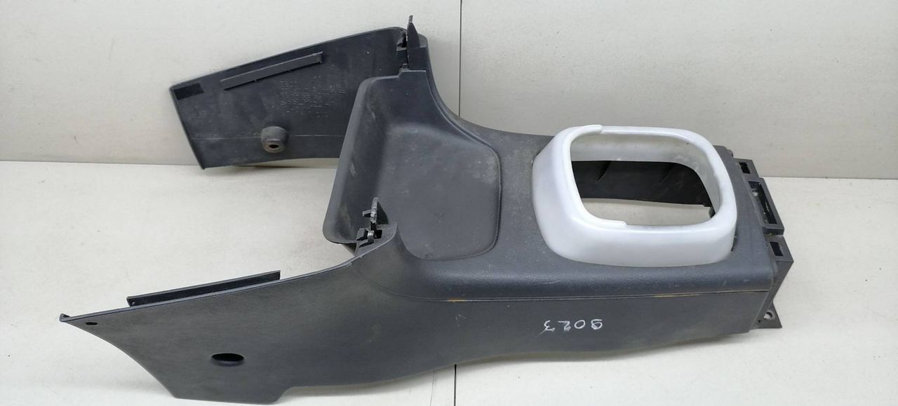 консоль салона Mitsubishi Colt 5 поколение (CJO) CJ1A 1997, 1.3 л., i, 4G13 (12V), бензин, 5МКПП, голубой металлик, хетчбэк 3 дв., передний привод, MR201551 - фото №1