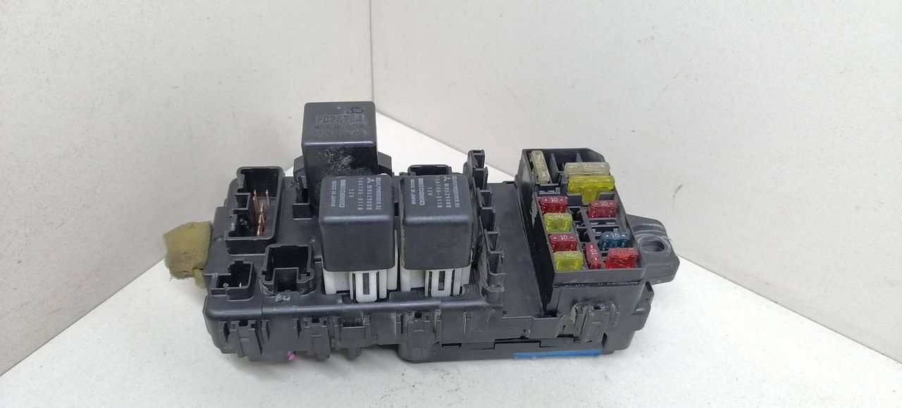 блок предохранителей Mitsubishi Colt 5 поколение (CJO) CJ1A 1997, 1.3 л., i, 4G13 (12V), бензин, 5МКПП, голубой металлик, хетчбэк 3 дв., передний привод, MR194575 - фото №1