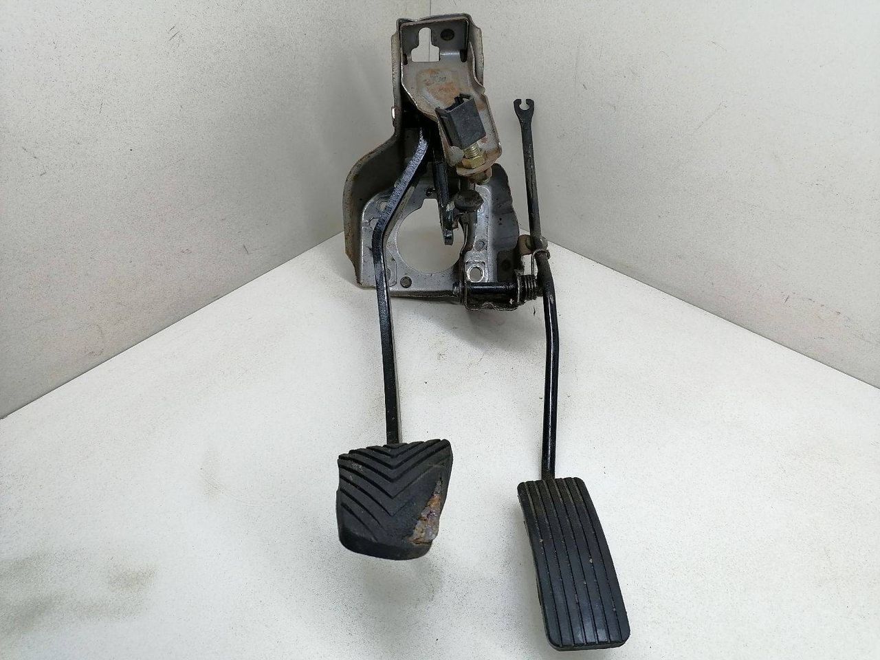 узел педальный (блок педалей) Mitsubishi Colt 5 поколение (CJO) CJ1A 1997, 1.3 л., i, 4G13 (12V), бензин, 5МКПП, голубой металлик, хетчбэк 3 дв., передний привод, MR198842 - фото №1