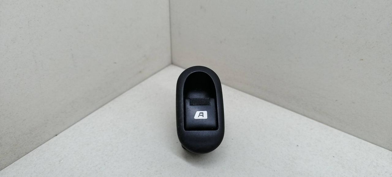 кнопка стеклоподъемника двери Peugeot 1007 1 поколение 2007, 1.6 л., HDi, 9HZ (DV6TED4), дизель, 5МКПП, серебристый, хетчбэк 3 дв., передний привод, 96401469XT - фото №1