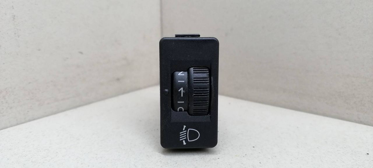 кнопка корректора фар Peugeot 1007 1 поколение 2007, 1.6 л., HDi, 9HZ (DV6TED4), дизель, 5МКПП, серебристый, хетчбэк 3 дв., передний привод, 96384422XT, 96366692XT, 96476640XT - фото №1