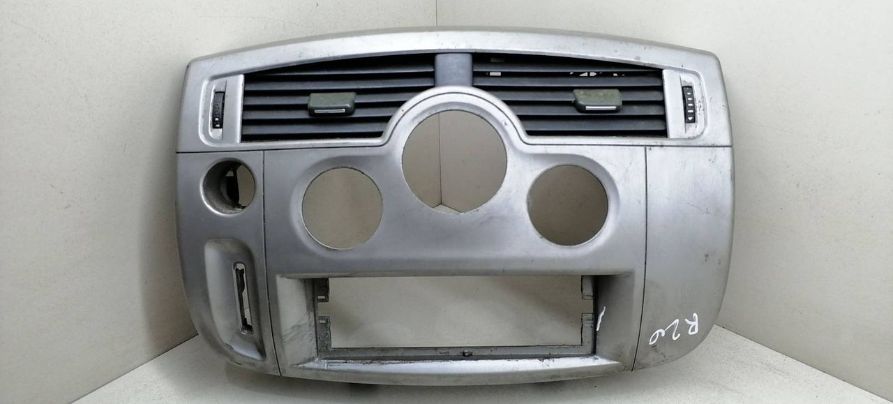 рамка под магнитолу Renault Scenic 2 поколение JM0G 2005, 1.9 л., DCi, F9Q 812, дизель, 6МКПП, серый, минивэн, передний привод, 8200140713, 8200140724, 8200140720, 8200233723 - фото №1