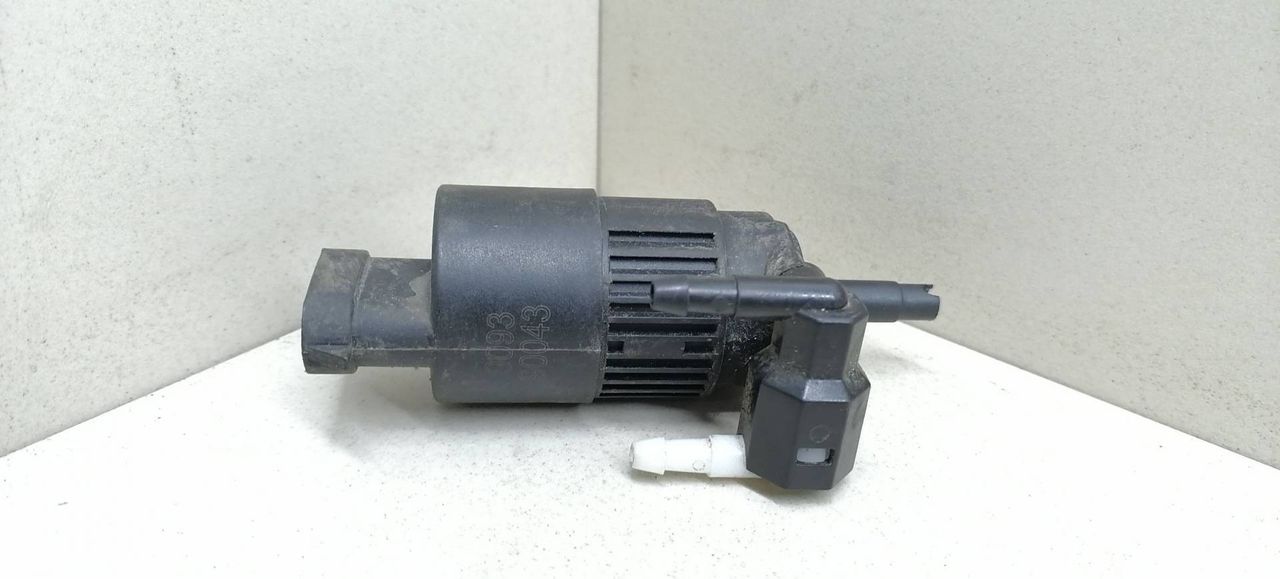 насос (моторчик) омывателя стекла Renault Megane 1 поколение DA0F 1997, 1.6 л., i, K7M 702, бензин, 5МКПП, синий, купе, передний привод, 7701048307 - фото №1