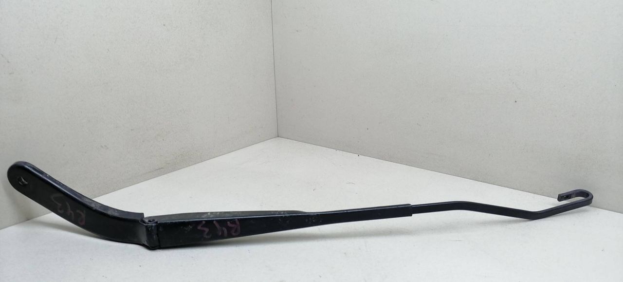щеткодержатель (поводок стеклоочистителя, дворник) Renault Megane 2 поколение BM0B 2003, 1.4 л., i, K4J 730, бензин, 5МКПП, серебристый, хетчбэк 5 дв., передний привод, 8200036915, 8200036916 - фото №1