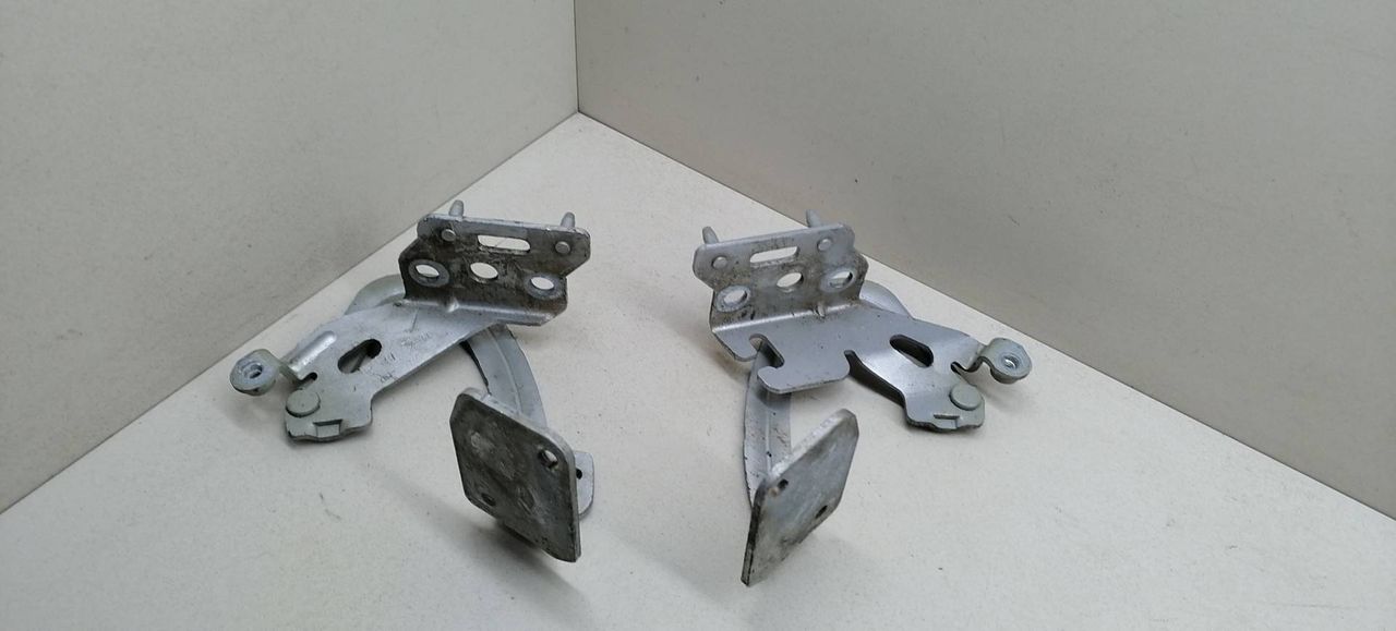 петля капота Peugeot 1007 1 поколение 2007, 1.6 л., HDi, 9HZ (DV6TED4), дизель, 5МКПП, серебристый, хетчбэк 3 дв., передний привод, 9644115280 - фото №1