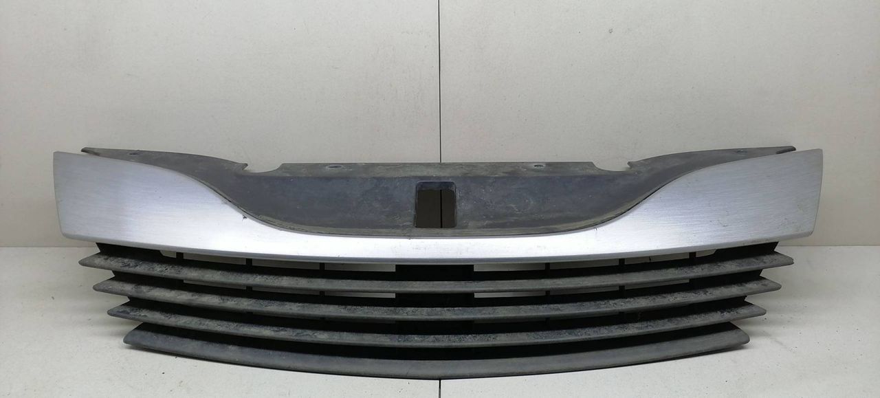 решетка радиатора Renault Laguna 2 поколение 2004, 1.9 л., DCi, F9Q 670, дизель, МКПП, салатовый, универсал, передний привод, 8200390126 - фото №1