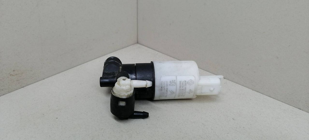 насос (моторчик) омывателя стекла Renault Megane 2 поколение BM0B 2003, 1.4 л., i, K4J 730, бензин, 5МКПП, серебристый, хетчбэк 5 дв., передний привод, 9641553880, 8200067015, 8200295685, 9641553780 - фото №1