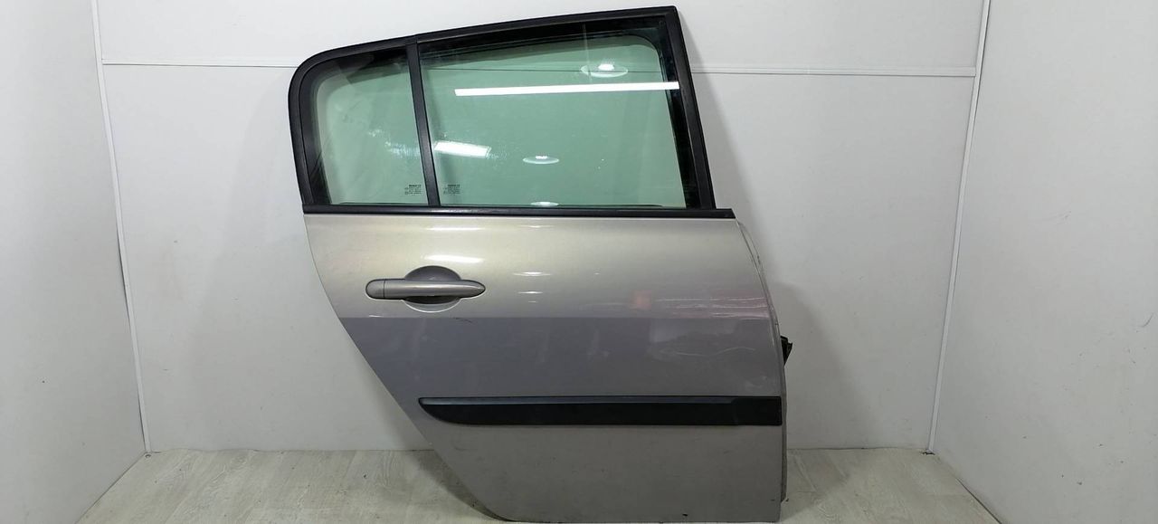 дверь задняя правая Renault Megane 2 поколение BM0B 2003, 1.4 л., i, K4J 730, бензин, 5МКПП, серебристый, хетчбэк 5 дв., передний привод, 7751473734 - фото №1