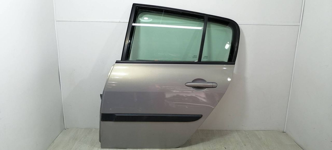 дверь задняя левая Renault Megane 2 поколение BM0B 2003, 1.4 л., i, K4J 730, бензин, 5МКПП, серебристый, хетчбэк 5 дв., передний привод, 7751473732 - фото №1