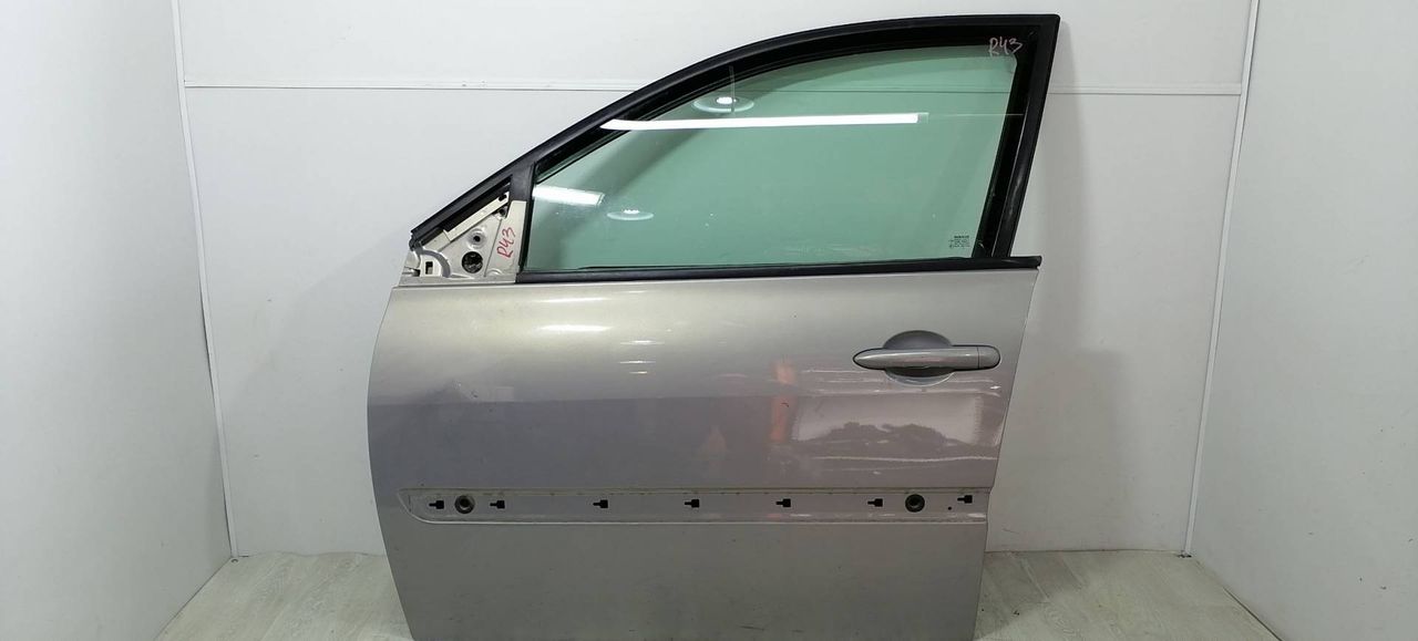 дверь передняя левая Renault Megane 2 поколение BM0B 2003, 1.4 л., i, K4J 730, бензин, 5МКПП, серебристый, хетчбэк 5 дв., передний привод, 7751473728 - фото №1