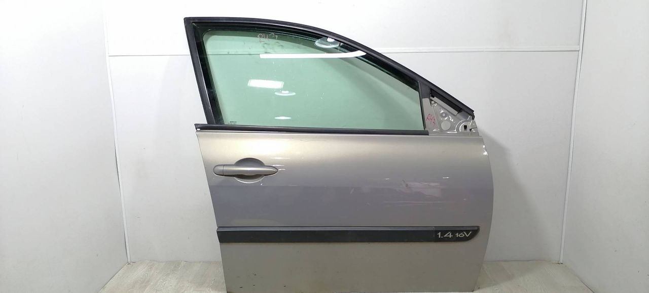 дверь передняя правая Renault Megane 2 поколение BM0B 2003, 1.4 л., i, K4J 730, бензин, 5МКПП, серебристый, хетчбэк 5 дв., передний привод, E143R001100, 7751473729 - фото №1
