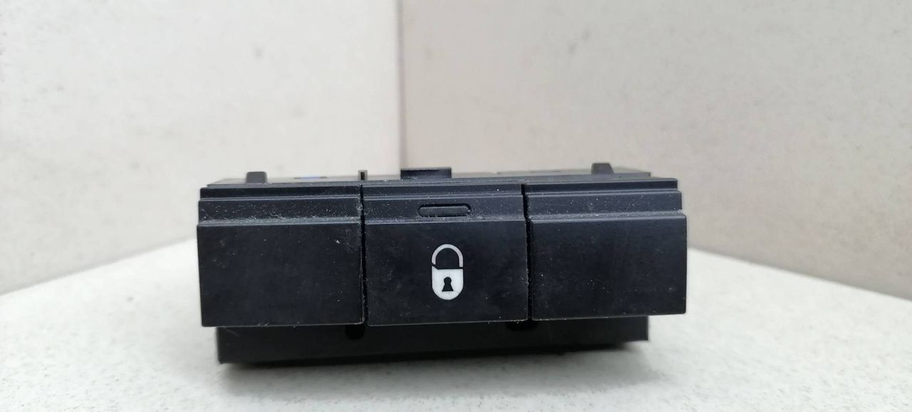 кнопка центрального замка Peugeot 407 1 поколение 2006, 1.6 л., HDi, 9HY (DV6TED4), дизель, МКПП, серый, передний привод, 96470287XT - фото №1