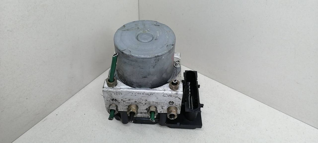 блок ABS Renault Megane 2 поколение BM0B 2003, 1.4 л., i, K4J 730, бензин, 5МКПП, серебристый, хетчбэк 5 дв., передний привод, 0265231300, 8200038695, 0265800300, 38702C0795 - фото №1