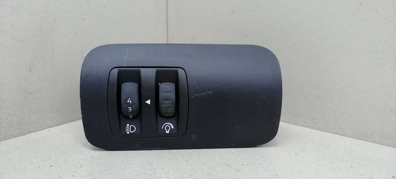 кнопка корректора фар Renault Megane 2 поколение BM0B 2003, 1.4 л., i, K4J 730, бензин, 5МКПП, серебристый, хетчбэк 5 дв., передний привод, 8200095495B - фото №1
