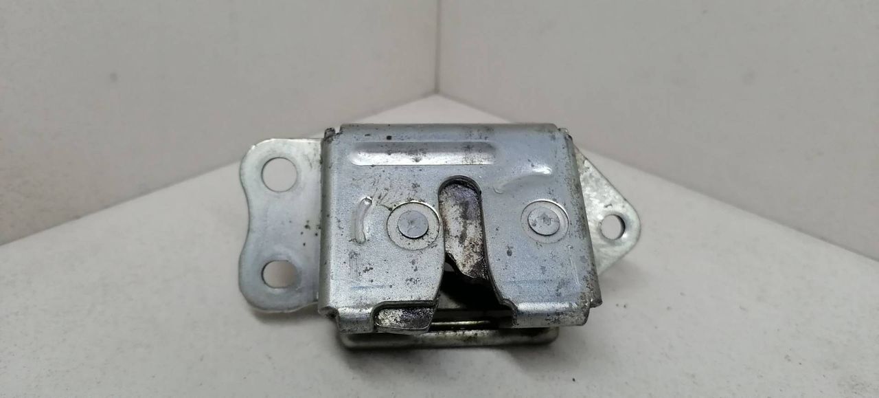 замок багажника Toyota Yaris P1 2000, жёлтый - фото №1