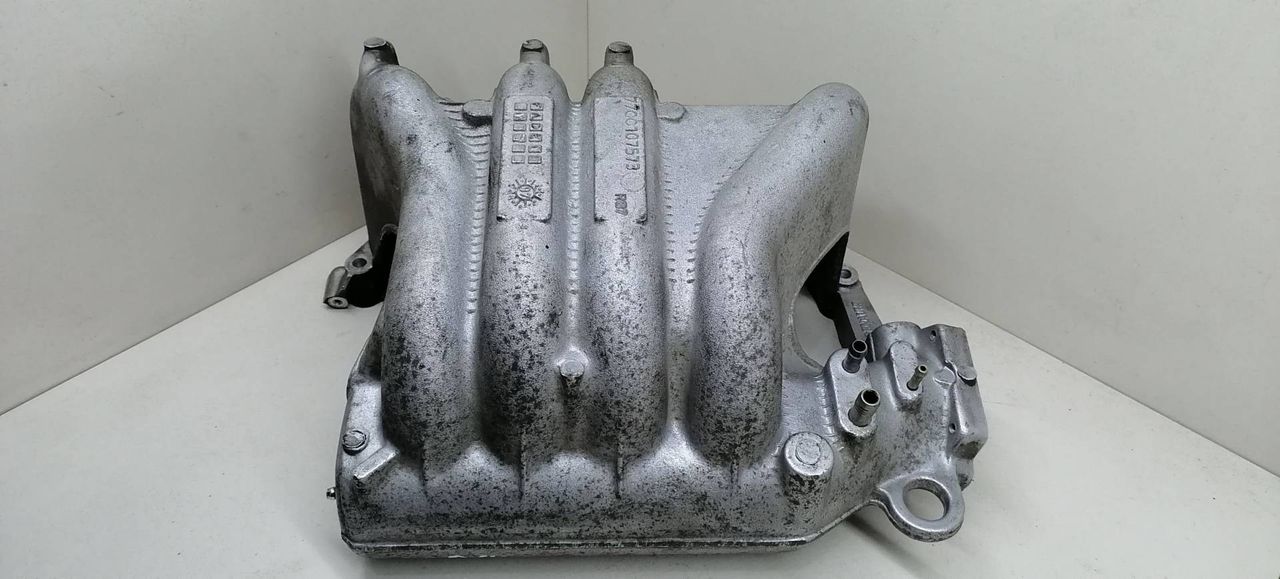 коллектор впускной Renault Megane 1 поколение DA0F 1997, 1.6 л., i, K7M 702, бензин, 5МКПП, синий, купе, передний привод, 7700107573 - фото №1