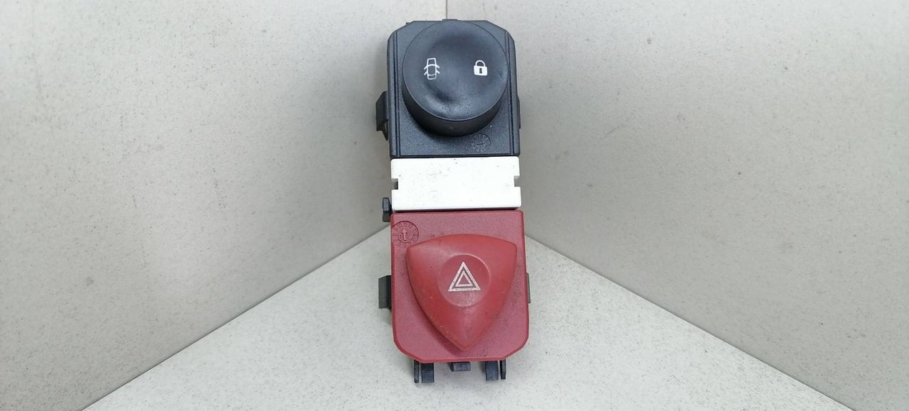 кнопка аварийной сигнализации Renault Scenic 2 поколение JM0G 2005, 1.9 л., DCi, F9Q 812, дизель, 6МКПП, серый, минивэн, передний привод, 8200095493, 8200109723, 8200107808, 88040001, 88040002, 88040003 - фото №1