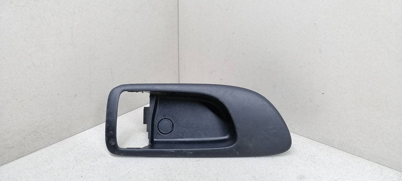 накладка ручки салона передней правой Mazda 6 GG 2002, 2.0 л., TD, дизель, 5МКПП, синий, хетчбэк 5 дв., передний привод, GJ6A-58-303B - фото №1