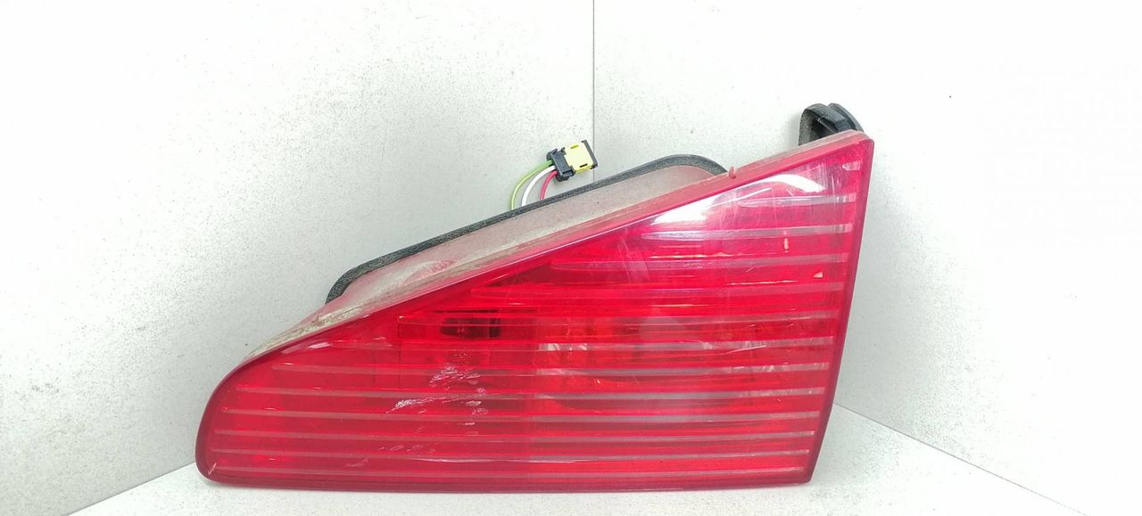 фонарь крышки багажника правый Peugeot 607 1 поколение 9D 2003, 2.2 л., HDi, 4HX (DW12TED4/FAP), дизель, АКПП, синий, седан, передний привод, 6351N2 - фото №1
