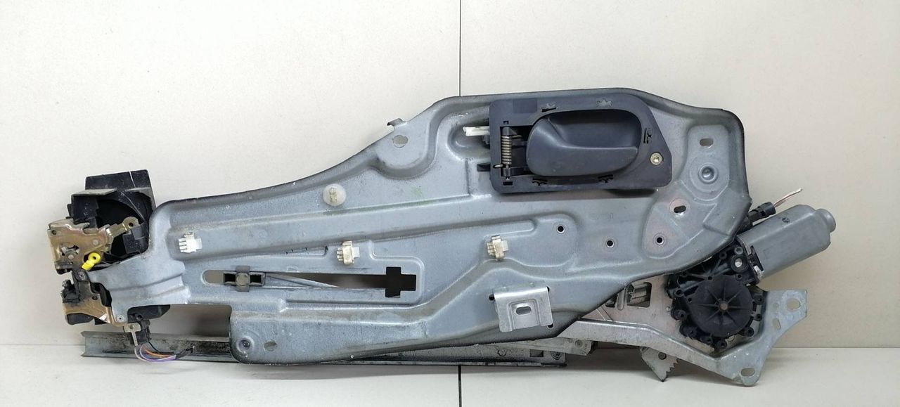 стеклоподъемник электрический передний левый Renault Laguna 1 поколение B568 1998, 1.6 л., i, K4M 720, бензин, 5МКПП, зелёный, хетчбэк 5 дв., передний привод, 7701672387 - фото №1