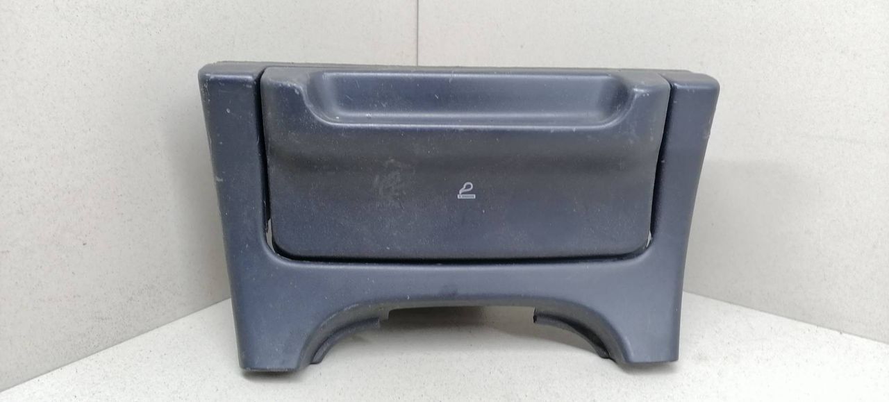 пепельница Renault Laguna 1 поколение B568 1998, 1.6 л., i, K4M 720, бензин, 5МКПП, зелёный, хетчбэк 5 дв., передний привод, 7700419401, 7700822865, 7700832545, 7700425259, 7700425258 - фото №1