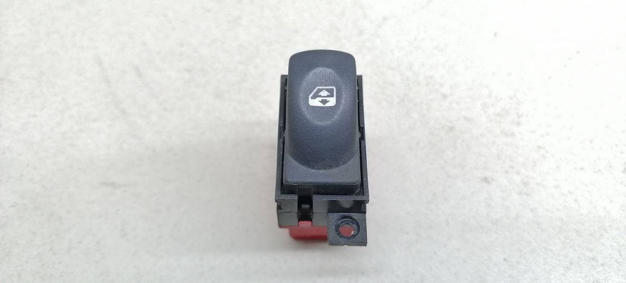 кнопка стеклоподъемника двери Renault Laguna 1 поколение B568 1998, 1.6 л., i, K4M 720, бензин, 5МКПП, зелёный, хетчбэк 5 дв., передний привод, 7700417485B - фото №1