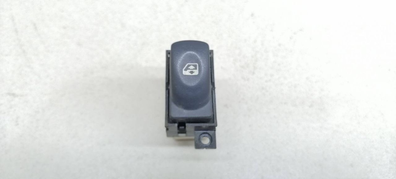 кнопка стеклоподъемника двери Renault Laguna 1 поколение B568 1998, 1.6 л., i, K4M 720, бензин, 5МКПП, зелёный, хетчбэк 5 дв., передний привод, 7700417484B - фото №1