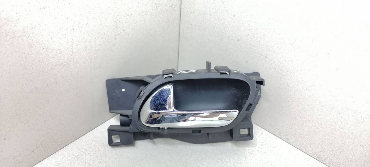 ручка внутренняя передняя левая Peugeot 407 1 поколение 2006, 1.6 л., HDi, 9HY (DV6TED4), дизель, МКПП, серый, передний привод, 96526178 - фото №1