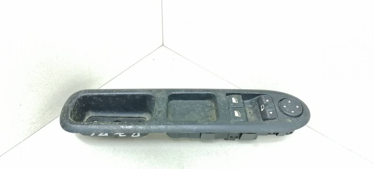кнопка стеклоподъемника двери передней левой Peugeot 407 1 поколение 2006, 1.6 л., HDi, 9HY (DV6TED4), дизель, МКПП, серый, передний привод, 53269706, 53269702 - фото №1