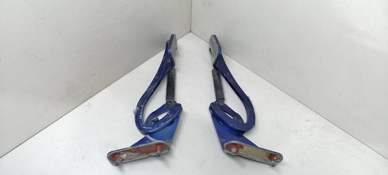 петля крышки багажника Renault Megane 1 поколение DA0F 1997, 1.6 л., i, K7M 702, бензин, 5МКПП, синий, купе, передний привод, 828459D, 828460D - фото №1