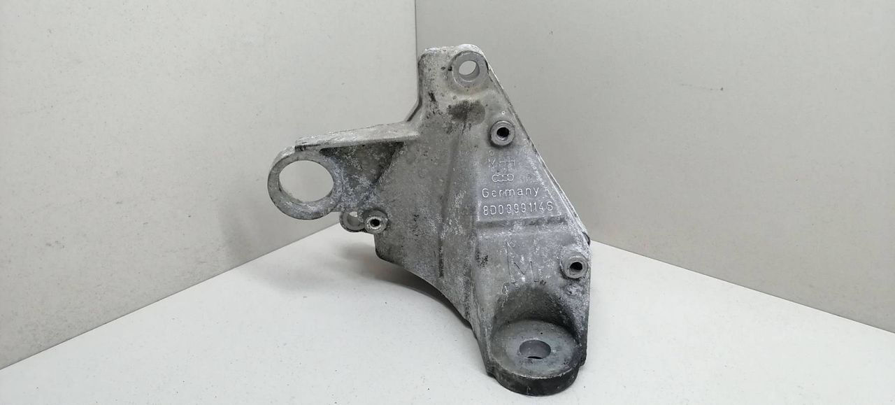 кронштейн КПП Volkswagen Passat B5 3B5 1997, 1.9 л., TDi, AHU, дизель, 5МКПП, серебристый, седан, передний привод, 8D0399114S - фото №1