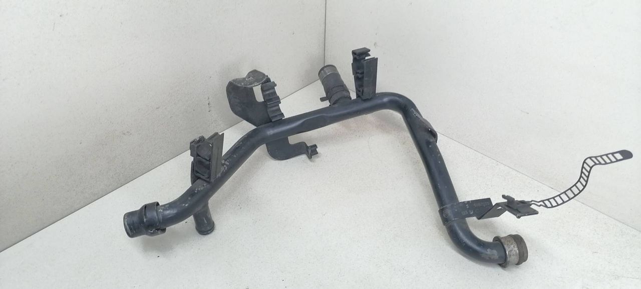 трубка охлаждающей жидкости Volkswagen Passat B5 3B5 1997, 1.9 л., TDi, AHU, дизель, 5МКПП, серебристый, седан, передний привод, 038121065 - фото №1