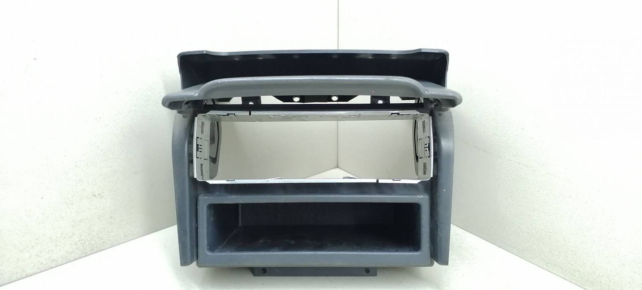 рамка под магнитолу Renault Laguna 1 поколение 1998, 2.2 л., TD, G8T 752, дизель, 5МКПП, серый, универсал, передний привод, 7700823148, 7700823503 - фото №1