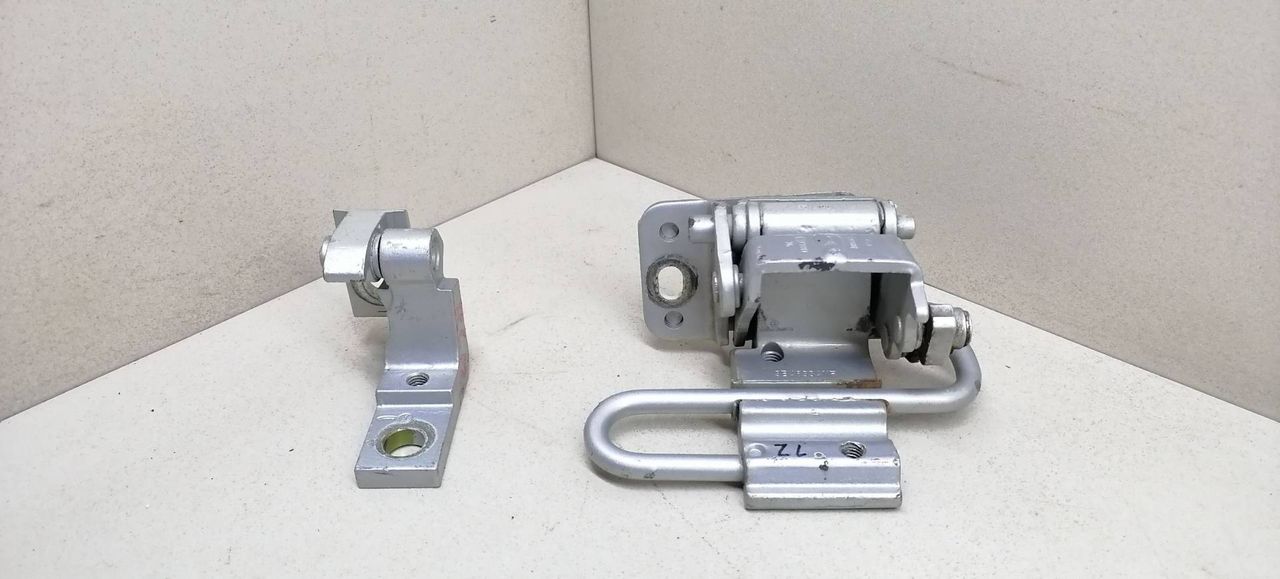 петля двери Volkswagen Passat B5 3B5 1997, 1.9 л., TDi, AHU, дизель, 5МКПП, серебристый, седан, передний привод, 3B4833411C, 3B4833411D - фото №1