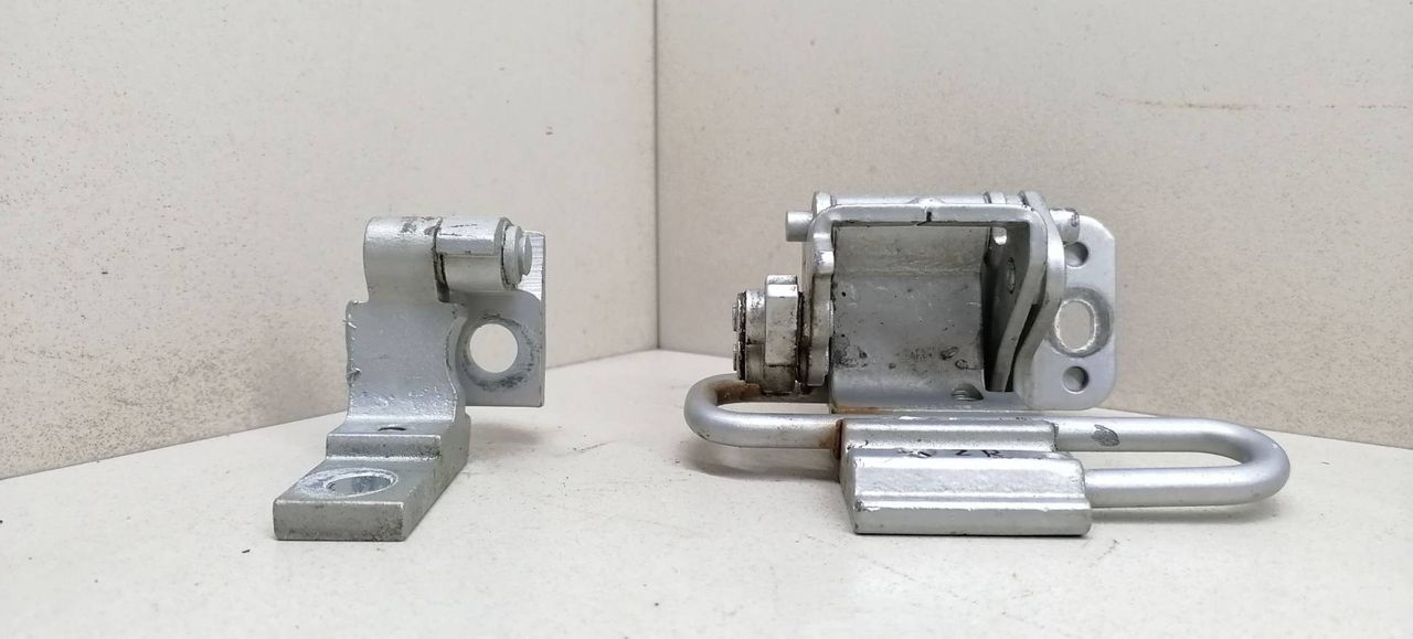 петля двери Volkswagen Passat B5 3B5 1997, 1.9 л., TDi, AHU, дизель, 5МКПП, серебристый, седан, передний привод, 3B4833412C, 3B4833412D - фото №1