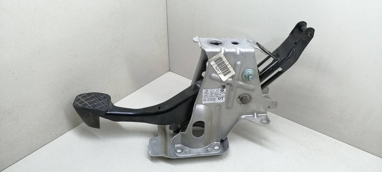 педаль тормоза Skoda Octavia 2 поколение (A5) 1Z 2005, 1.9 л., TDi, BJB, дизель, 5МКПП, бежевый, хетчбэк 5 дв., передний привод, 1K1721057N - фото №1