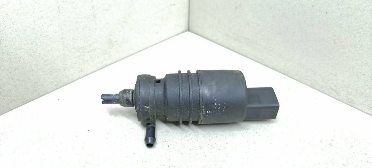 насос (моторчик) омывателя стекла Volkswagen Passat B5 3B5 1997, 1.9 л., TDi, AHU, дизель, 5МКПП, серебристый, седан, передний привод, 1J5955651 - фото №1