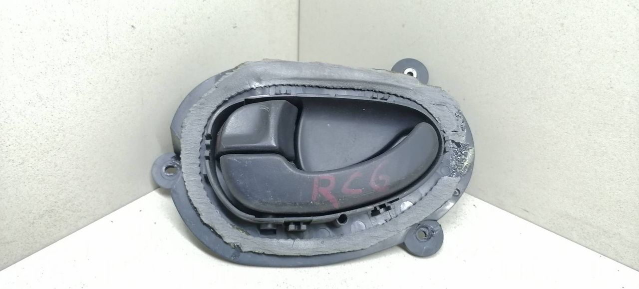 ручка внутренняя передняя левая Peugeot 406 1 поколение 1998, 1.9 л., TD, DHX (XUD9TE), дизель, 5МКПП, зелёный, передний привод, 9616307577 - фото №1