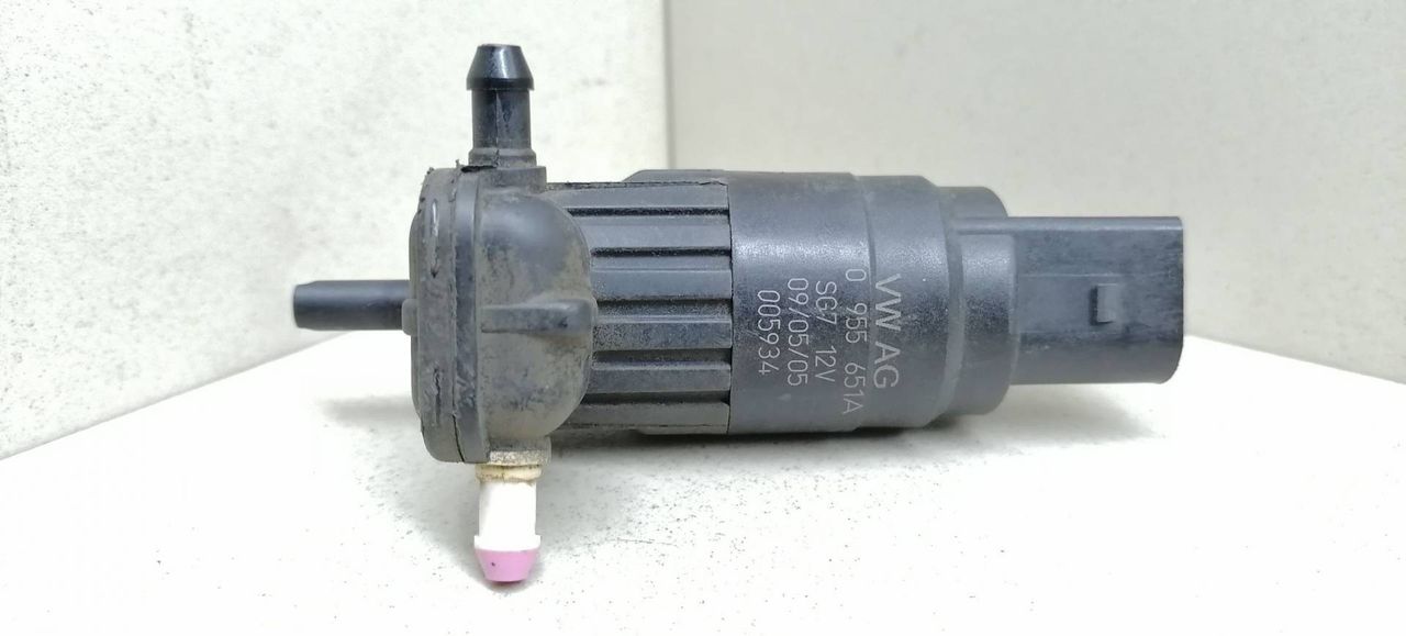 насос (моторчик) омывателя стекла Skoda Octavia 2 поколение (A5) 1Z 2005, 1.9 л., TDi, BJB, дизель, 5МКПП, бежевый, хетчбэк 5 дв., передний привод, 1T0955651A - фото №1