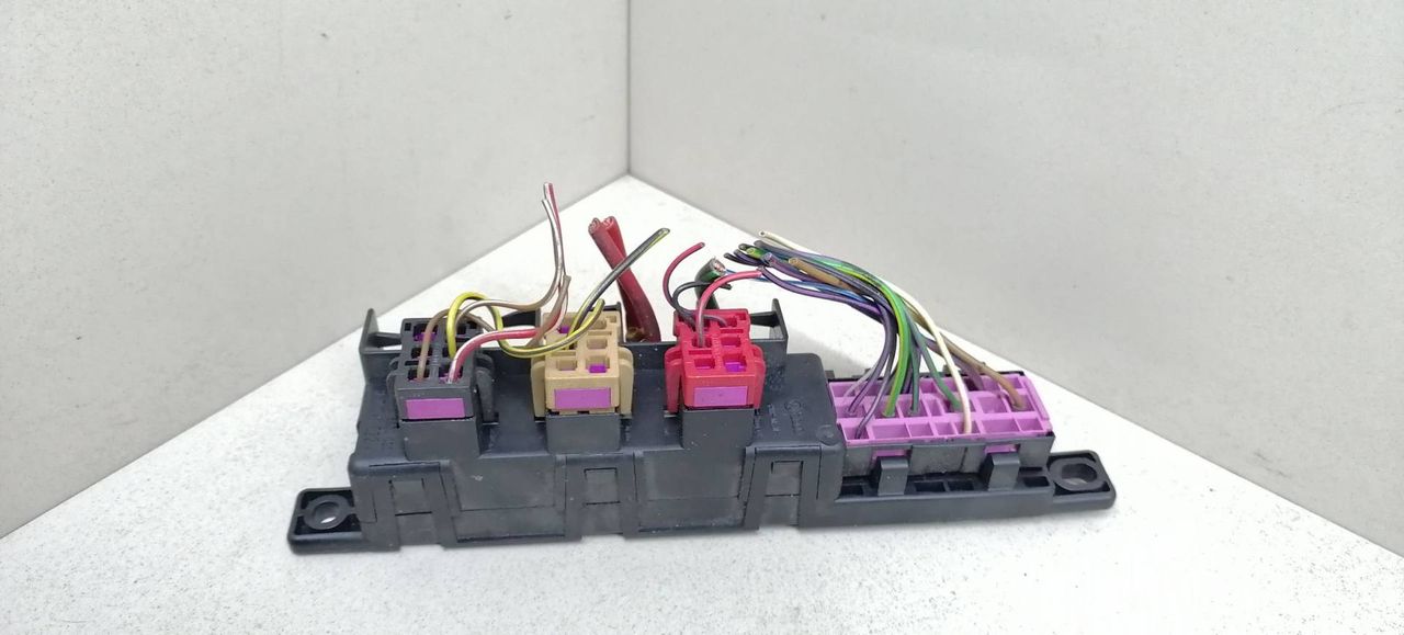 блок предохранителей Volkswagen Passat B5 3B5 1997, 1.9 л., TDi, AHU, дизель, 5МКПП, серебристый, седан, передний привод, 8L0941822A - фото №1