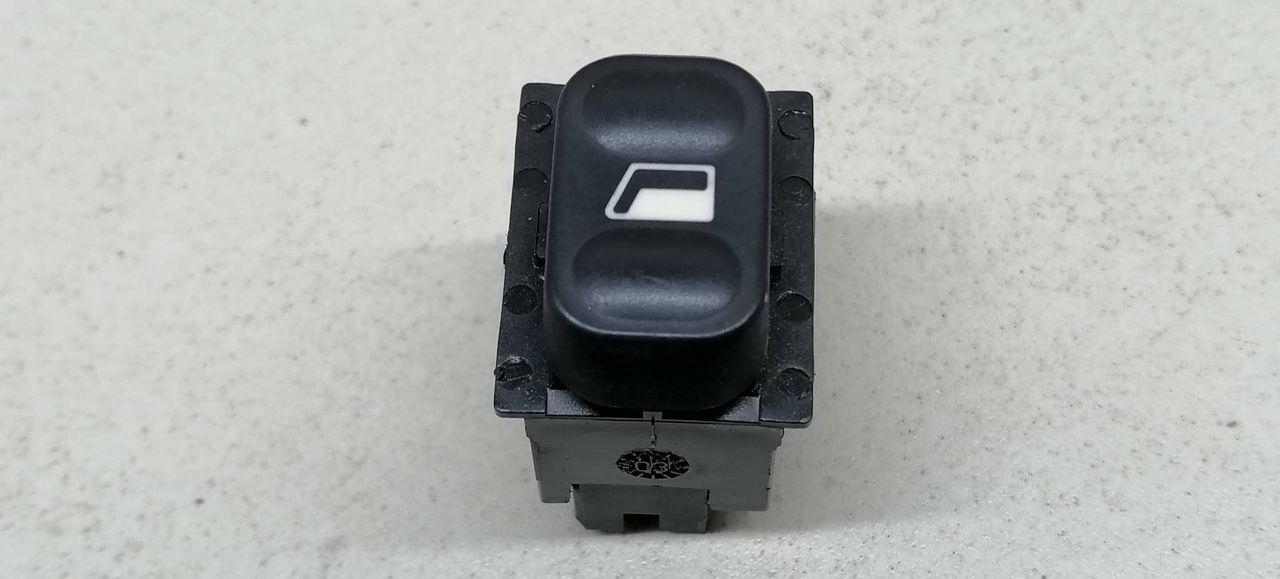 кнопка стеклоподъемника двери передней правой Peugeot 607 1 поколение 9D 2003, 2.2 л., HDi, 4HX (DW12TED4/FAP), дизель, АКПП, синий, седан, передний привод, 9635733380 - фото №1